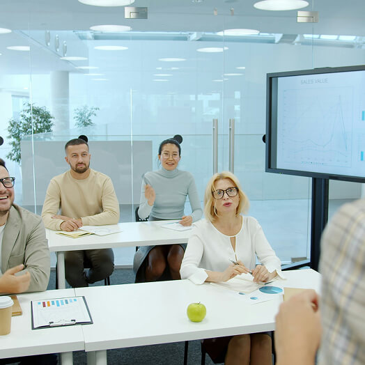 Personas recibiendo formación en un aula