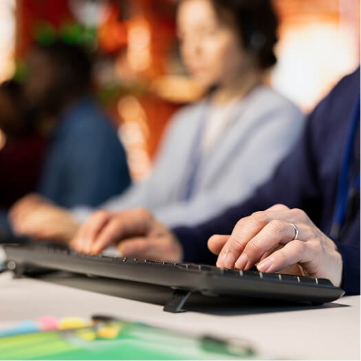 Personas trabajando en una oficina
