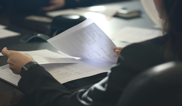 Persona revisando documentos
